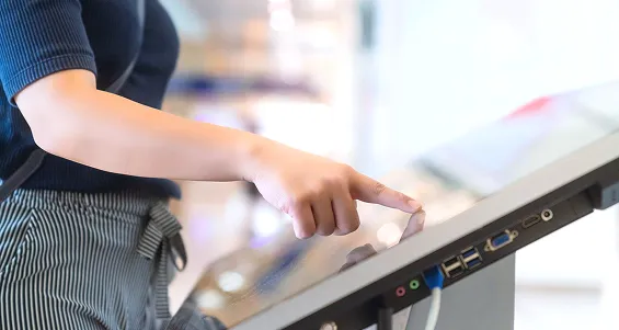 Personne prennant une commande grâce à un écran digital