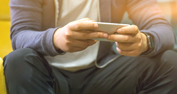 Personne jouant sur son téléphone